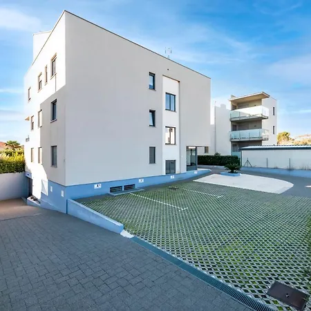 Sunny Day - With Parking Apartment Rovinj