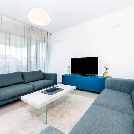 Sunny Day - With Parking Apartment *
