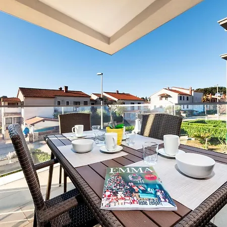 Sunny Day - With Parking Apartment Rovinj