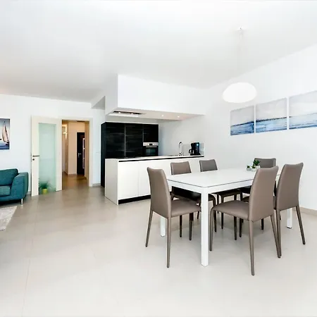 Sunny Day - With Parking Apartment *